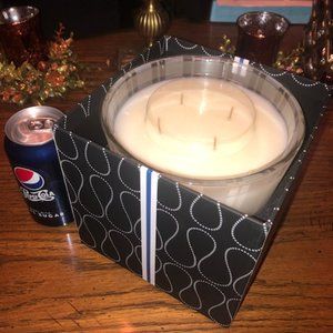 Nest 4 wick Luxury Candle Linen 47.3 oz New in Box